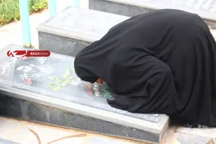 انجام غبار روبی  و عطر افشانی قبور مطهر شهدا در نجف آباد+تصاویر