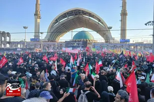 رهبر شهید در آغوش ملت