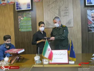 دیدار فرمانده سپاه ناحیه خمینی شهر با اعضای گروه سرود نسیم رحمت
