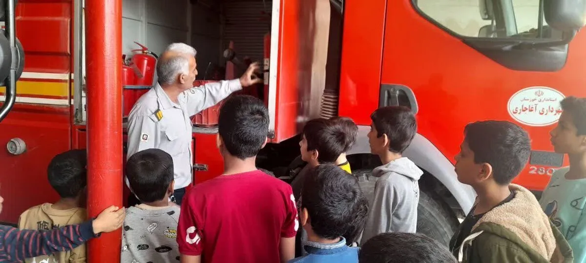 آموزش مهارت های ایمنی به نونهالان بسیجی در مرکز آتش نشانی آغاجاری