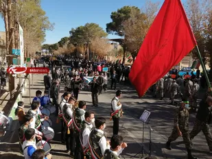 مقاومت ایستادن نیست ،حرکت کردن است هرچه حرکت کردیم قدرتمند تر شده ایم.