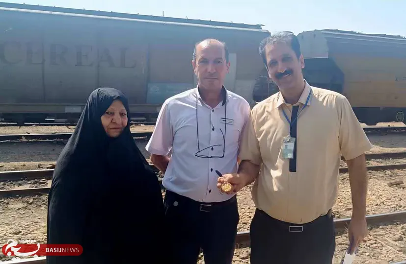 بازگرداندن طلای پیدا شده در قطار مشهد ـ سمنان به مسافر توسط کارکنان راه آهن