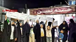 شعارهایی با مضامین جمعیت و فرزندآوری در دستان کودکان خمینی