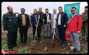 ۳۰۰ اصله نهال باشعار وفاق و همدلی،برای حفظ منابع طبیعی در یکی از مقرهای تابعه سپاه شهرستان غرس شد