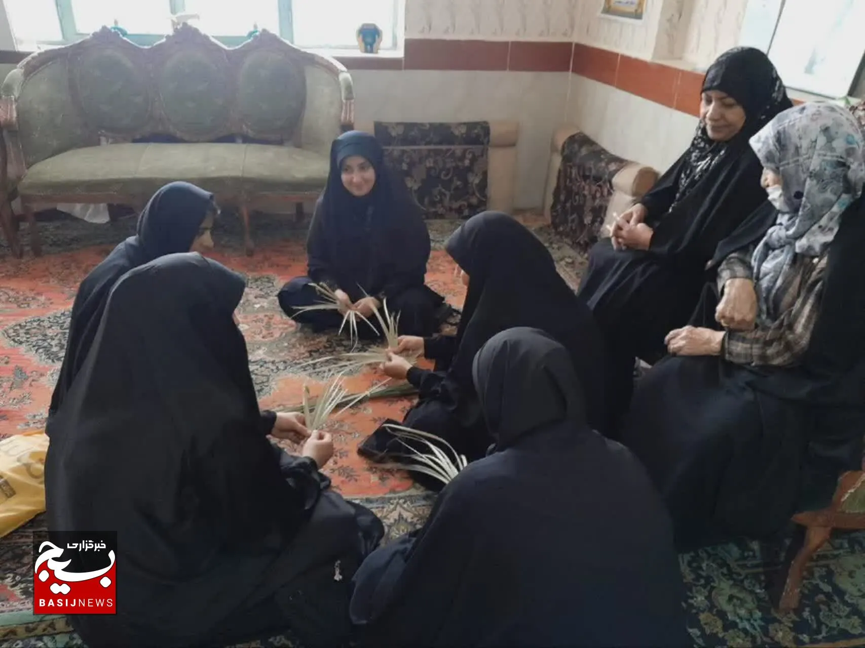 استفاده بانوان بسیجی از برگ های درخت نخل خرما جهت آموزش حصیر بافی