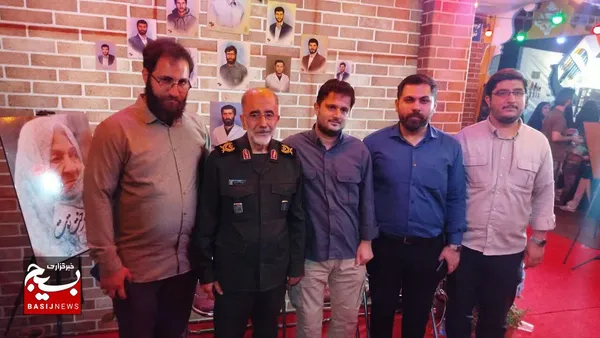 بازدیدسردارآزادی از نمایشگاه روایت پرچمداران