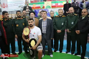 تصاویری ماندگار از اهدای کمربند پهلوانی سال بسیج توسط سردار سلیمانی