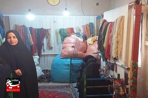 روایت بانوی کارآفرین گل تپه‌ای که کار خود را با تابلو فرش آغاز کرد