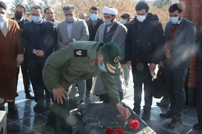 عطرافشانی گلزار شهیدان گمنام دانشگاه آزاد واحد یادگار امام(ره)