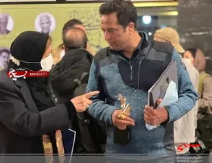 تنديس طوباي زرين چهاردهمين جشنواره هنرهاي تجسمي فجر به هنرمند سيستان وبلوچستان رسيد