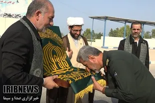 اهتزاز پرچم آستان مقدس حضرت علی بن موسی الرضا(ع) بر عرشه ناوچه شهید سلمی