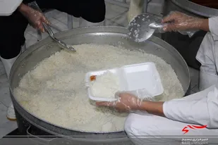 طبخ غذای گرم افطار به نیابت از شهدای مدافع حرم در زاهدان