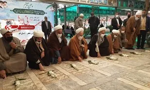 ادای احترام مسئول دفتر رهبر انقلاب در قم به شهدا