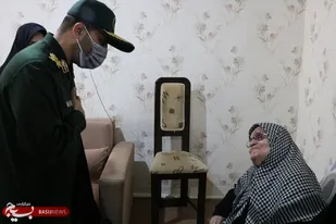 دست به سینه در مقابل مادر شهید / ادای احترام فرمانده سپاه استان البرز به مادر شهید تازه تفحص شده خسرو قادری