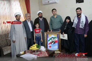 دیدار جمعی از مسئولین زنجانی با خانواده دو شهید روحانی
