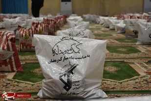 توزیع 2000 بسته معیشتی بین نیازمندان و محرومین/ بسیج با استفاده از نیروی جوان مشغول خدمت رسانی است +تصاویر