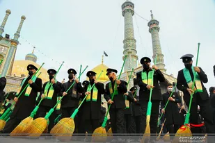 غبارروبی خادمان حرم امام رضا (ع) در حرم حضرت معصومه (س)