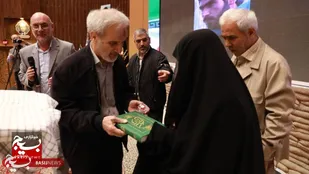 اهدای 5 انگشتر و قرآن از طرف مقام معظم رهبری به خانواده شهدای گردان تخریب لشکر عملیاتی17 قم