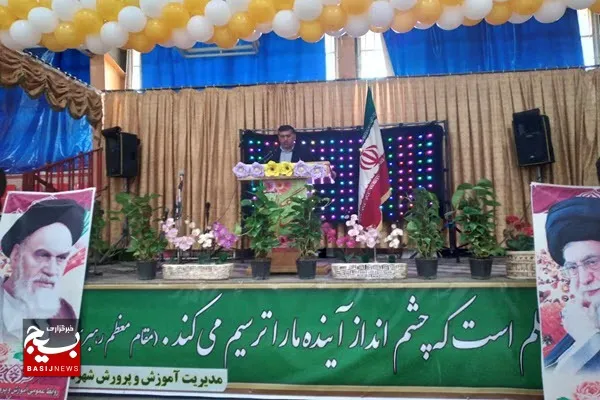 معلمین در خط مقدم جهاد تبیین قرار دارند