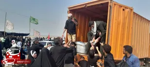 توزیع &nbsp;آب شرب بین مواکب در مسیر مشایه ی شادگان
