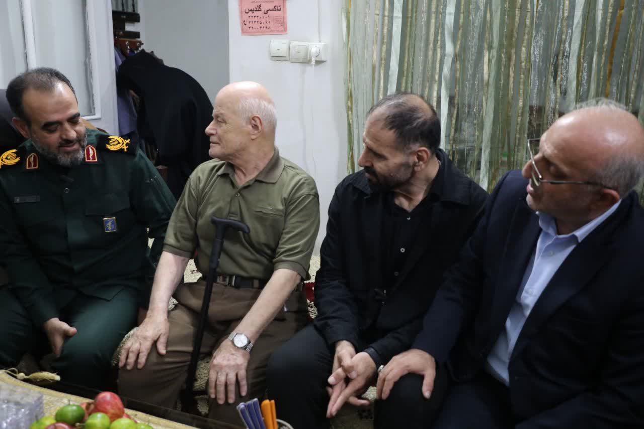 دیدار فرمانده سپاه قدس گیلان با خانواده شهید ورزشکار علی غبرانژاد 