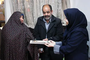 مدیرکل کتابخانه&zwnj;های  یزد از همسر دو جانباز دفاع مقدس تجلیل کرد