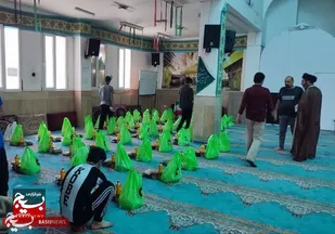 توزیع ۵٠ بسته معیشتی توسط مرکز نیکوکاری مسجد امام حسین(ع)