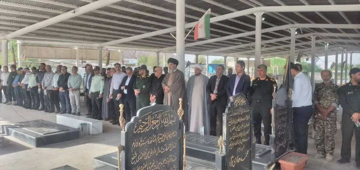 غبارروبی  وعطر افشانی مزارشهدا در آغاجاری بمناسبت هفته دفاع مقدس
