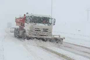 برفروبی و نمکپاشی ۱۲ هزار کیلومتر-باند در همدان
