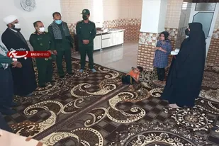 کمک فرمانده سپاه فجر به صورت نقدی و وسایل منزل به خانواده محروم در زرین دشت