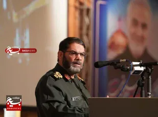 &nbsp;شهدا با گذشت از دنیا و جان، فرهنگ عاشورا را در دفاع مقدس زنده کردند