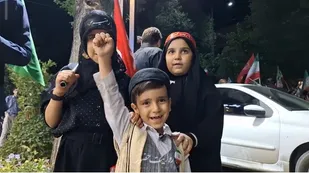 رجزخوانی نوجوانان نسل جدید انقلاب در سنگر خیابان+فیلم