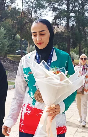 بانوی ورزشکار لرستانی: مدال جهانی‌ام را به تمام دختران سرزمینم تقدیم می‌کنم / افتخارآفرینی در میادین بین‌المللی با نام و یاد سفیر عفاف و حجاب
