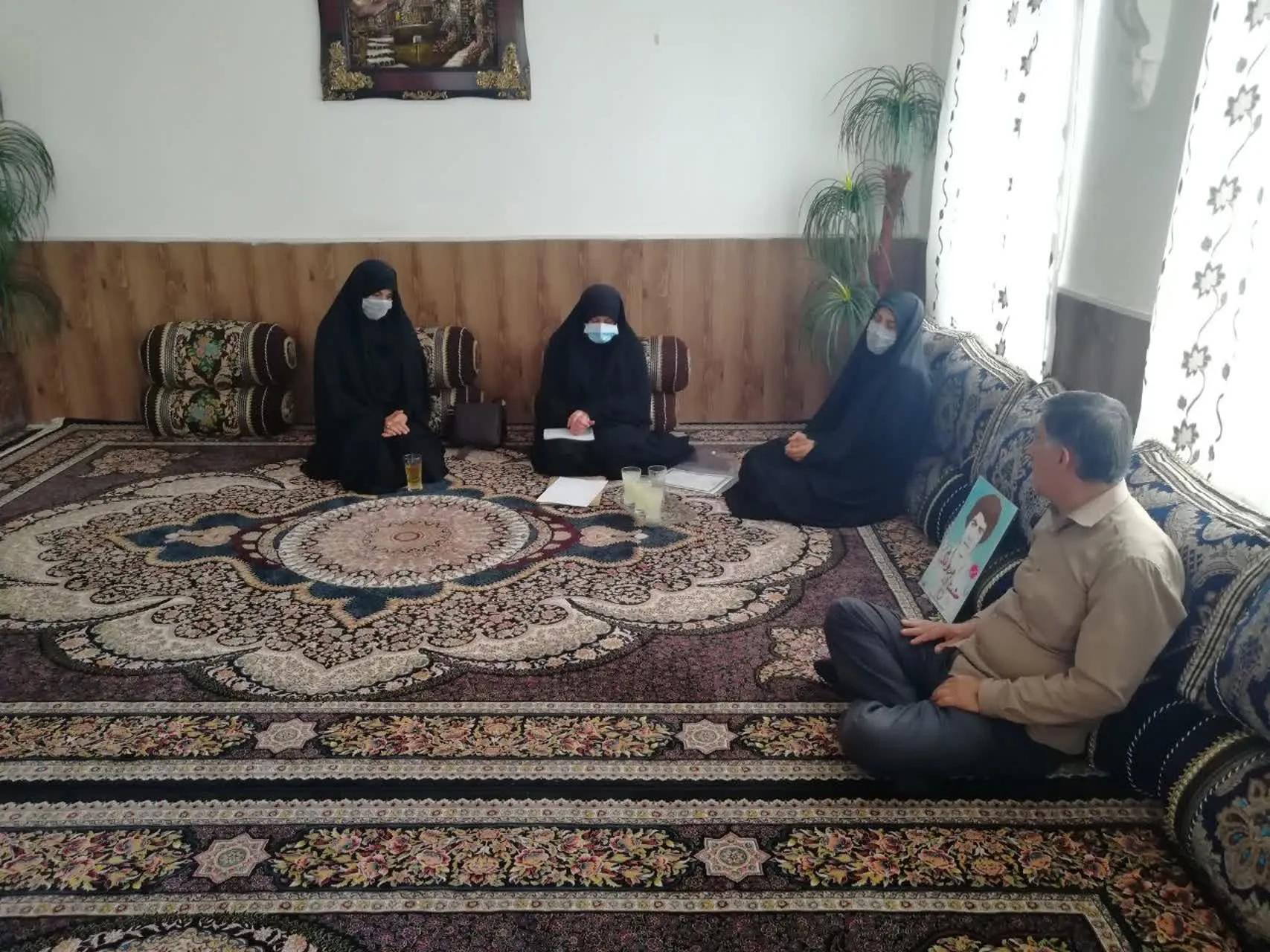 تجلیل بسیج جامعه زنان سپاه فتح استان از خانواده های ۲ شهیدی در یاسوج