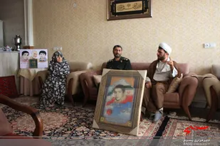 تجلیل از خانواده شهدای روحانی شهرستان ساوجبلاغ با اهدای هدیه ی رهبری