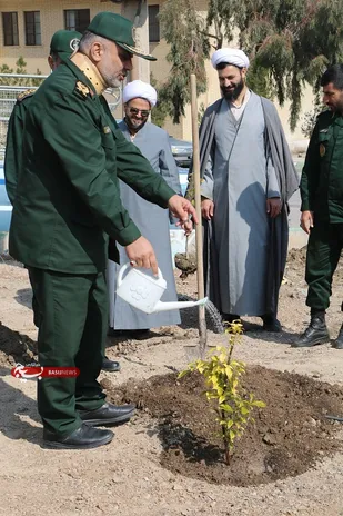 کاشت نهال مثمر توسط مسئول نمایندگی و فرماندهی لشکر