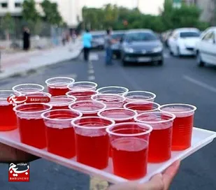 ایستاده به خدمت در موکب خادمین امام رضا (ع)