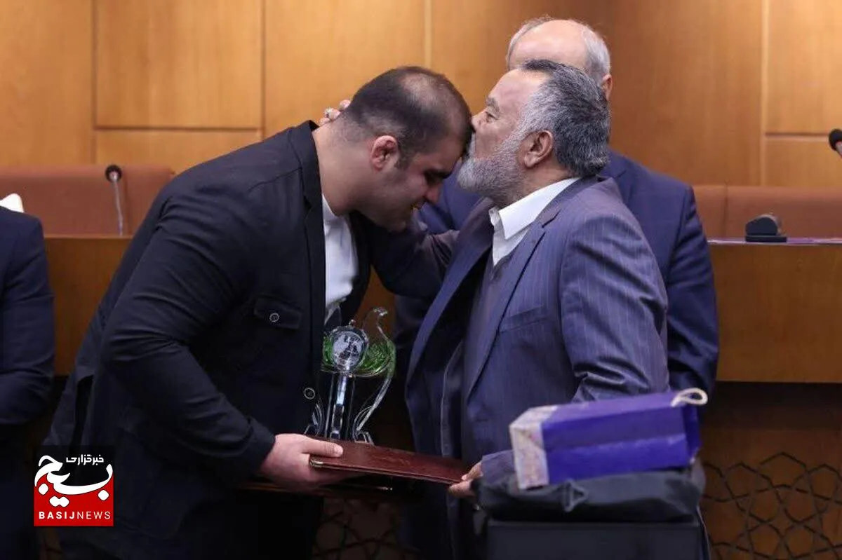 اعطا جایزه ملی «صلح و ورزش» به امین میرزازاده