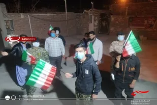 پرچم جمهوری اسلامی و تصاویر مقام معظم رهبری در منطقه ۵ زیبا شهر زاهدان توزیع شد