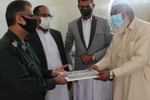 تجلیل از خانواده شهید اهل سنت در چابهار