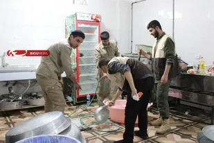 طبخ و توزیع 350 پرس غذای گرم بین گروه های جهادی فاطمی در یاسوج