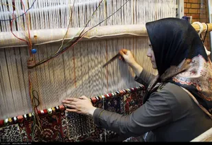 ارائه مشاوره&zwnj;های تخصصی به بانوان روستایی خنداب در کارگاه&zwnj;های قالی&zwnj;بافی