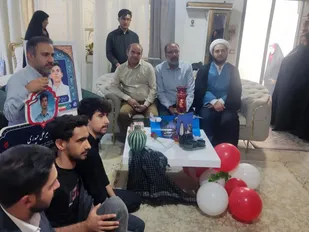 جشن تولد شهید ۱۷ ساله مشهدی؛ پلاک افتخار بر سردر منزل شهید نصب شد