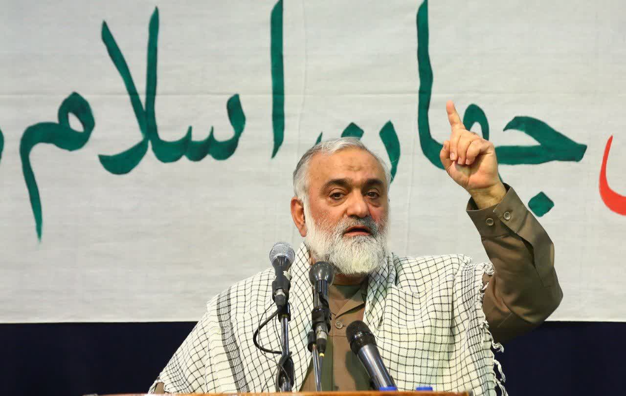 سردار نقدی در اجتماع «جانفدا» در رشت سخنرانی میکند سردار نقدی در اجتماع «جانفدا» در رشت سخنرانی میکند