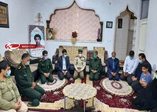 دیدار فرمانده سپاه امیرالمؤمنین (ع) باخانواده شهید مهدی آدینه شوهانی ازشهدای آزادسازی خرمشهر