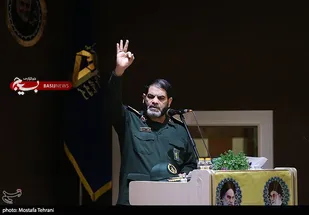 مسئولین باید خود را وقف انقلاب کنند/ باید مخلصانه به ملت ایران خدمت کرد