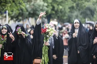 دختران مشهدی حرم امام رضا(ع) را گلباران کردند