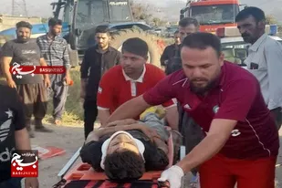 امدادرسانی نجاتگران پایگاه امداد و نجات بین شهری صالح آباد به حادثه دیدگان