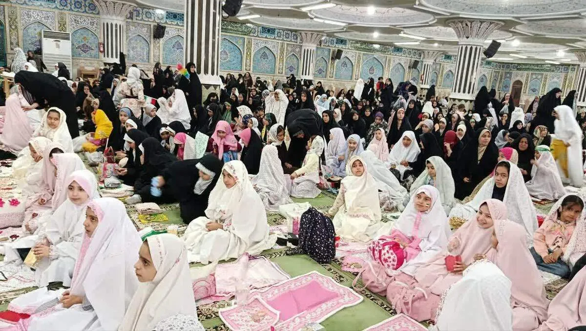 اقامه ی دخترانه‌ترین نماز جمعه در شهرکرد
