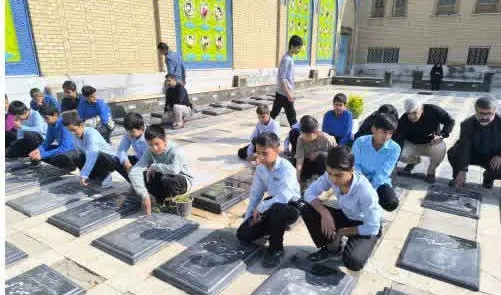 دانش آموزان پیشوایی همزمان با روز بسیج دانش آموزی با شهدا تجدید عهد کردند.